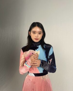 Akari Takaishi Instagram - 本日発売の雑誌「AERA」にて取材いただきました。

華やかな衣装で、凄くインパクトのあるページになっています☺︎
是非ご覧ください
#AERA

stylist @kanedakenshi 
h&m @shihosakamoto22