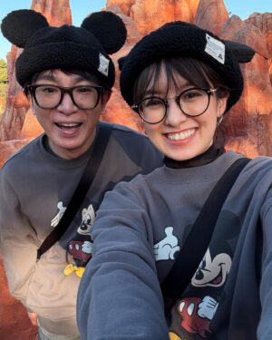 Akina Minami Instagram - 若槻さんのブランド、WCJのミッキースウェットを着てディズニーランドへ🥳
子供はベビーカーでお昼寝中👦🏻

#disney #ディズニー　#ディズニーランド