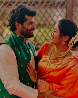 Akshaya Deodhar Instagram - The best part of this year wasn't something……it was someone 💕🫰

Saree- @bharjaribynam 
Blouse - @_shubhangipashankar_ 
Jwellery - @chandrakalm_jewellery 
Hardeek’s outfit- @urbanstory._ 
P.c. - @manasikanetkar we love you 💕