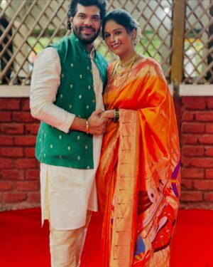 Akshaya Deodhar Instagram - The best part of this year wasn't something……it was someone 💕🫰

Saree- @bharjaribynam 
Blouse - @_shubhangipashankar_ 
Jwellery - @chandrakalm_jewellery 
Hardeek’s outfit- @urbanstory._ 
P.c. - @manasikanetkar we love you 💕