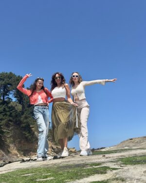Alejandra Fosalba Instagram - Paseo a Cocholgue con mi mamá y mis bellezas ⭐️ Día de solcito y muchos recuerdos. Una de mis preferida de la 8 Región.