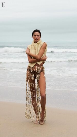 Alessandra Ambrosio Instagram - Como é fotografar Alessandra? Entre nos bastidores da #VogueJaneiro, estrelada por @AlessandraAmbrosio. Em clima de verão e exalando muita alegria e sensualidade, a top foi fotografada no litoral de São Paulo em uma casa do arquiteto Vilanova Artigas. 

A edição deste mês chega às bancas a partir do dia 9, mas você pode garantir a sua com um clique na loja do Instagram.

Direção: @tauanasofia
Diretor de fotografia: @ffabiofreitass
Edição de filme: @ranatosto
Coordenação digital: @paulamello_