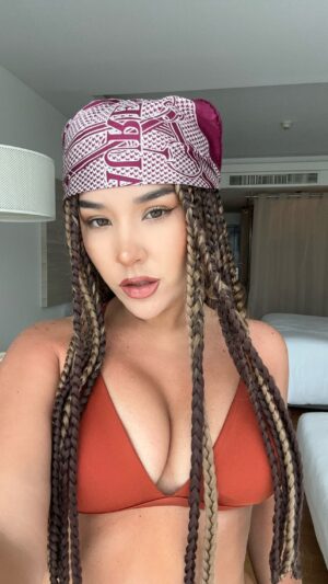 Alessandra Fuller Instagram - GRWM para ir a la playa 🤎