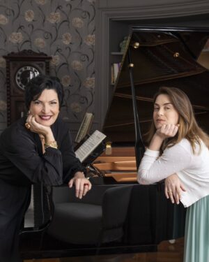 Alessandra Maestrini Instagram - Hoje o dia é todinho dela! 
@mirna_rubim, mestra amada que arrasa nos palcos, nas telas, em tudo! Feliz aniversário, querida! Muita alegria, felicidade, música, encanto e muuuuuito amor SEMPRE! 💖 

#alessandramaestrini #mirnarubim