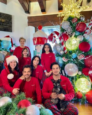 Alessandra Rosaldo Instagram - Christmas #photodump 2 
El recalentado vs la noche anterior 🎄🎅🏼🌟♥️ ¿Cuál prefieren? 🤔 #toughdecision