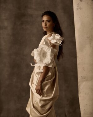 Alessandra de Rossi Instagram - Glares. 

Photo by @jericksanchez 
Make up by @boggydiaz 
Hair by @arveeyadao 
Wearing @thediazdesigns
Styled by @geno_karlo