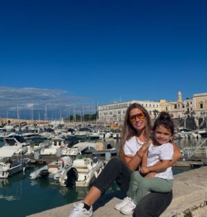 Alessia Macari Instagram - Il 14 gennaio è giorno dove la mia vita è cambiata , perché sei arrivata tu . La mia piccola grande donna Nevaeh . Hai reso la mia vita bella da morire . Ti auguro tante gioie e tante avventure nel tuo cammino, ti insegnerò a fermarti, a prestare attenzione a chi avrà bisogno del tuo aiuto lungo il percorso chiamato vita. Ascolta sempre il tuo cuore . Ti auguro che tu possa sempre sognare in grande, che tu possa sorridere sempre, che tu possa apprezzare e imparare ogni giorno cose nuove. Sei una bimba speciale, ci lasci sempre di buon umore,  con la tua simpatia e con il tuo sorriso contagioso. I miei occhi non vedranno mai una bellezza più grande della tua . Sei unica . Ti amo più della mia vita ❤️ tanti auguri Nevaeh  3 🎉🎈🎂🥳 #mybaby #birthday #3 #figlia #compleanno