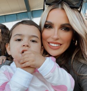 Alessia Macari Instagram - Il 14 gennaio è giorno dove la mia vita è cambiata , perché sei arrivata tu . La mia piccola grande donna Nevaeh . Hai reso la mia vita bella da morire . Ti auguro tante gioie e tante avventure nel tuo cammino, ti insegnerò a fermarti, a prestare attenzione a chi avrà bisogno del tuo aiuto lungo il percorso chiamato vita. Ascolta sempre il tuo cuore . Ti auguro che tu possa sempre sognare in grande, che tu possa sorridere sempre, che tu possa apprezzare e imparare ogni giorno cose nuove. Sei una bimba speciale, ci lasci sempre di buon umore,  con la tua simpatia e con il tuo sorriso contagioso. I miei occhi non vedranno mai una bellezza più grande della tua . Sei unica . Ti amo più della mia vita ❤️ tanti auguri Nevaeh  3 🎉🎈🎂🥳 #mybaby #birthday #3 #figlia #compleanno