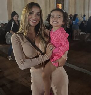 Alessia Macari Instagram - Il 14 gennaio è giorno dove la mia vita è cambiata , perché sei arrivata tu . La mia piccola grande donna Nevaeh . Hai reso la mia vita bella da morire . Ti auguro tante gioie e tante avventure nel tuo cammino, ti insegnerò a fermarti, a prestare attenzione a chi avrà bisogno del tuo aiuto lungo il percorso chiamato vita. Ascolta sempre il tuo cuore . Ti auguro che tu possa sempre sognare in grande, che tu possa sorridere sempre, che tu possa apprezzare e imparare ogni giorno cose nuove. Sei una bimba speciale, ci lasci sempre di buon umore,  con la tua simpatia e con il tuo sorriso contagioso. I miei occhi non vedranno mai una bellezza più grande della tua . Sei unica . Ti amo più della mia vita ❤️ tanti auguri Nevaeh  3 🎉🎈🎂🥳 #mybaby #birthday #3 #figlia #compleanno