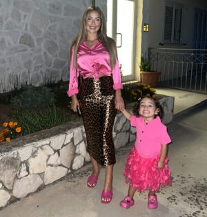 Alessia Macari Instagram - Il 14 gennaio è giorno dove la mia vita è cambiata , perché sei arrivata tu . La mia piccola grande donna Nevaeh . Hai reso la mia vita bella da morire . Ti auguro tante gioie e tante avventure nel tuo cammino, ti insegnerò a fermarti, a prestare attenzione a chi avrà bisogno del tuo aiuto lungo il percorso chiamato vita. Ascolta sempre il tuo cuore . Ti auguro che tu possa sempre sognare in grande, che tu possa sorridere sempre, che tu possa apprezzare e imparare ogni giorno cose nuove. Sei una bimba speciale, ci lasci sempre di buon umore,  con la tua simpatia e con il tuo sorriso contagioso. I miei occhi non vedranno mai una bellezza più grande della tua . Sei unica . Ti amo più della mia vita ❤️ tanti auguri Nevaeh  3 🎉🎈🎂🥳 #mybaby #birthday #3 #figlia #compleanno
