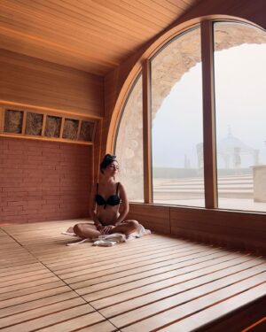 Alessia Tresoldi Instagram - Relax 🧘🏻‍♀️ Reality: I’m watching people play golf outside ❄️ I thought I’d join them in summer ☀️

#relax #terme #garda #termedelgarda 
#TermeRelax #Benessere #SpaExperience #GolfAndWellness
#RitrovaTeStesso #WellnessEscape #FindYourZen #lagodigarda #lakegarda #tresoldi