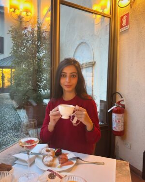 Alessia Tresoldi Instagram - Relax 🧘🏻‍♀️ Reality: I’m watching people play golf outside ❄️ I thought I’d join them in summer ☀️

#relax #terme #garda #termedelgarda 
#TermeRelax #Benessere #SpaExperience #GolfAndWellness
#RitrovaTeStesso #WellnessEscape #FindYourZen #lagodigarda #lakegarda #tresoldi