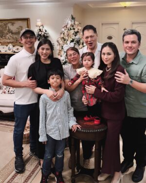 Alex Gonzaga Instagram - Merry Christmas everyone! Thank you Lord Jesus for blessing us with more than what we deserve! Family ❤️❤️❤️