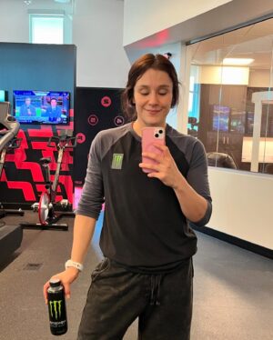 Alexa Grasso Instagram - Algunas cosas que pensé que iban a salir bien salieron mal, pero otras que pensé que iban a salir mal salieron bien. 
Y creo que eso fue un buen empate 😊
(Vengo con todo para mejorar este score)
Gracias a tod@s los que han estado siempre conmigo 🥰 
Los quiero muchísimo 💋🎉🥳
Que pasen un bonito día con sus seres queridos y llenos de motivación para lo que viene 👹🚀🔥