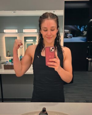 Alexa Grasso Instagram - Algunas cosas que pensé que iban a salir bien salieron mal, pero otras que pensé que iban a salir mal salieron bien. 
Y creo que eso fue un buen empate 😊
(Vengo con todo para mejorar este score)
Gracias a tod@s los que han estado siempre conmigo 🥰 
Los quiero muchísimo 💋🎉🥳
Que pasen un bonito día con sus seres queridos y llenos de motivación para lo que viene 👹🚀🔥