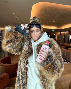Alexandra Cooper Instagram - UNWELL HYDRATION, FOR EVERY VERSION OF YOU. For my hungover bitches on their walk of shames, the hot c*nts who actually go to pilates every morning, the girlies grinding it out at their desks, and the superhuman moms working their asses off… THIS IS FOR YOU❤️ A little something to help get you through all of life’s unwell moments :) It’s a drink by women… FOR EVERYONE. And it tastes fucking INCREDIBLE. Electrolytes, B-vitamins, barely any sugar (for once). It’s packed with all the good shit, and none of the bullshit. I love you Daddy Gang, get Unwell soon :) Available in Target on Jan 1st in three delicious flavors! @drinkunwell