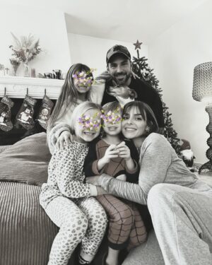 Alexia Mori Instagram - Ça faisait tellement longtemps qu’on avait pas pris le temps de faire une photo de famille ❤️