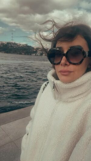 Algı Eke Instagram - Yürüyüş,türlü ölçüsüzlüklere neden olabilir:Sersemleten aşırı yorgunluk,ruhu allak bullak eden sınırsız bir güzellik,bedenin sınırlarının zorlandığı zirvelerle yüksek geçitlerde yaşanan aşırı sarhoşluk gibi…Yürümek bizi alıp yaşamın düşey eksenine koyar;arzularımız ve dürtülerimiz ayaklarımızın hemen altındaki sele kapılıp gider. #yürümeninfelsefesi #fredericgros  #love
