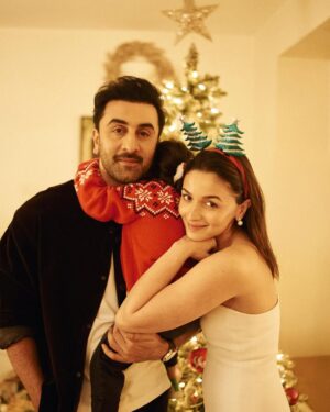 Alia Bhatt Instagram - Under the twinkling lights, surrounded by love.. this is what Christmas feels like ✨♥️🎄