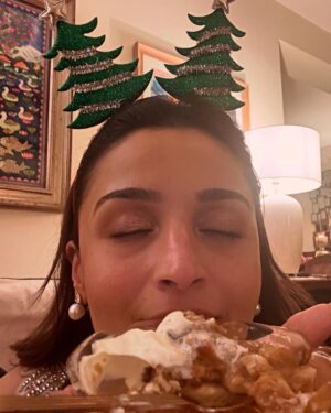 Alia Bhatt Instagram - Under the twinkling lights, surrounded by love.. this is what Christmas feels like ✨♥️🎄
