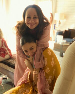Alia Bhatt Instagram - Lights, love, and precious moments💛
Happy Diwali🪔🫶🏼