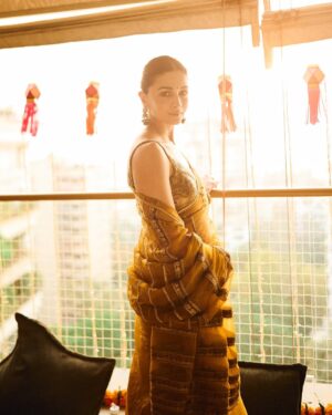 Alia Bhatt Instagram - Lights, love, and precious moments💛
Happy Diwali🪔🫶🏼