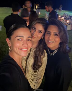 Alia Bhatt Instagram - 2025 : where love leads & the rest just follows...!! 

happy new year all 🩵🌻