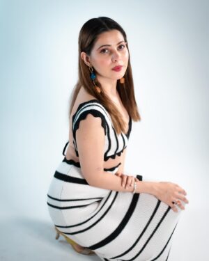 Alice Kaushik Instagram - VIBE 💀
@yoyohoneysingh 🔥🔥
👗 @hottcurves 
📸 @akshaynavlakhefilms
📍 @merakiistudioz 
Managed by @riyashhh269 @stellaartalent
.
.
#AliceKaushik #Alicians #YoYoHoneySingh