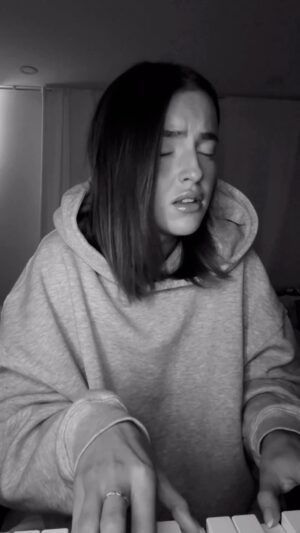 Alicia Moffet Instagram - Just another cover of me singing with my eyes closed 😴
Nothing gets me - @sza