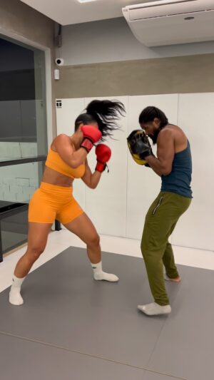 Aline Mineiro Instagram - Monento terapêutico com o @jackwelsonboxer 😂
Mesmo cansada e sem gás no último horário do dia, você faz render 👊🏼💥
Com que frequência você pratica algum tipo de esporte? 

Praticar algum esporte, seja qual for, é o maior ato de preocupação e amor que você pode ter com o seu corpo. Movimente-se!