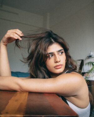 Alisha Chopra Instagram - Tough like the stuff in your grandpa’s glass 

📸 : @bhagyaveer_nimaj 🫶
.
.
.
.
.
#look #eyes #photoshoot