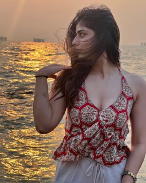 Alisha Chopra Instagram - ☀️♾️♥️
.
.
.
.
.
.
.
#sunset #mumbai #girls #friends #dump #dayout #sun #beach #infinity #explore #explorepage #peace #sea #look #bombay #bandra