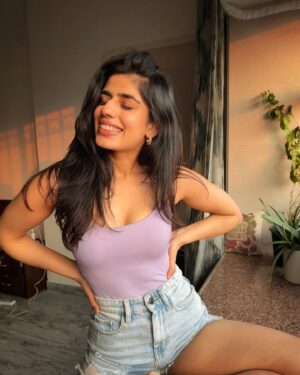 Alisha Chopra Instagram - Eating papita made me that happy, which is weird! 🙃🍍
.
.
.
.
.
#smile #fruit #happy #eyes #joy