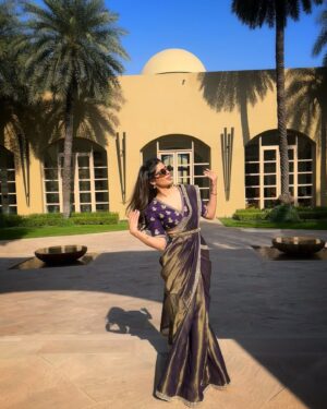Alisha Chopra Instagram - Attending weddings can be a full time job.👯‍♀️

Wearing : @ivorybydipika 💜
.
.
.
.
.
#saaree #tradition #wedding #outfit #indianoutfit #indianwear #weddingseason #indianwedding #look