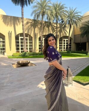 Alisha Chopra Instagram - Attending weddings can be a full time job.👯‍♀️

Wearing : @ivorybydipika 💜
.
.
.
.
.
#saaree #tradition #wedding #outfit #indianoutfit #indianwear #weddingseason #indianwedding #look