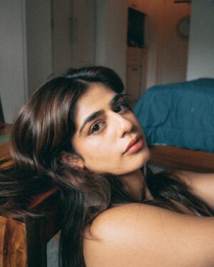 Alisha Chopra Instagram - Tough like the stuff in your grandpa’s glass 

📸 : @bhagyaveer_nimaj 🫶
.
.
.
.
.
#look #eyes #photoshoot