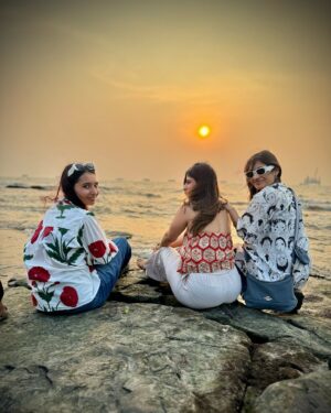 Alisha Chopra Instagram - ☀️♾️♥️
.
.
.
.
.
.
.
#sunset #mumbai #girls #friends #dump #dayout #sun #beach #infinity #explore #explorepage #peace #sea #look #bombay #bandra