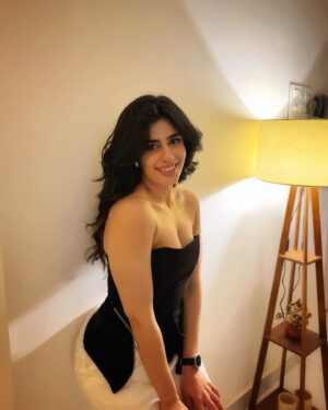 Alisha Chopra Instagram - Been a while🩵🐝
.
.
.
.
#outfit #smile #look #hair