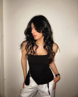 Alisha Chopra Instagram - Been a while🩵🐝
.
.
.
.
#outfit #smile #look #hair