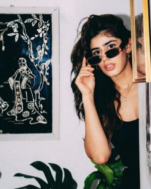 Alisha Chopra Instagram - Say Hi to your friendly neighbour🕵️‍♀️
.
.
📸 : @bhagyaveer_nimaj 
.
.
.
.
#pinkpanther #photograhy #flashphotography #allblack #goofy #photoshoot #vibe #fun #explore #explorepage