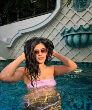 Alisha Chopra Instagram - Ek machli. Paani mai gayi. Chappak. 🏊‍♀️
.
.
.
.
.
.
#ekmachlipanimegyigame #pool #sun #sunkissed