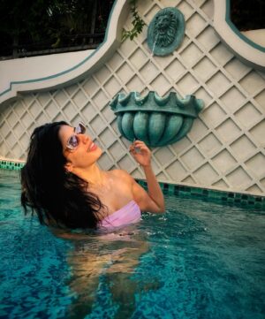 Alisha Chopra Instagram - Ek machli. Paani mai gayi. Chappak. 🏊‍♀️
.
.
.
.
.
.
#ekmachlipanimegyigame #pool #sun #sunkissed