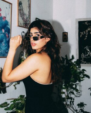 Alisha Chopra Instagram - Say Hi to your friendly neighbour🕵️‍♀️
.
.
📸 : @bhagyaveer_nimaj 
.
.
.
.
#pinkpanther #photograhy #flashphotography #allblack #goofy #photoshoot #vibe #fun #explore #explorepage