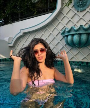 Alisha Chopra Instagram - Ek machli. Paani mai gayi. Chappak. 🏊‍♀️
.
.
.
.
.
.
#ekmachlipanimegyigame #pool #sun #sunkissed