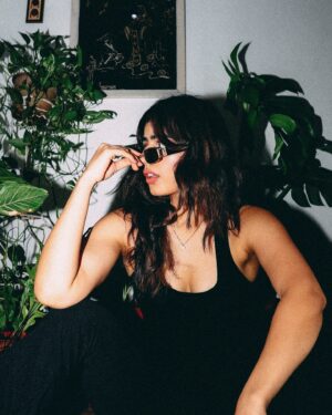 Alisha Chopra Instagram - Say Hi to your friendly neighbour🕵️‍♀️
.
.
📸 : @bhagyaveer_nimaj 
.
.
.
.
#pinkpanther #photograhy #flashphotography #allblack #goofy #photoshoot #vibe #fun #explore #explorepage