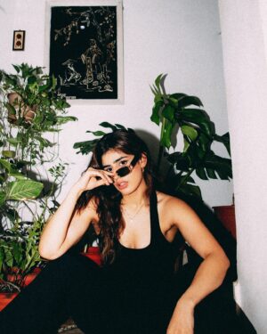Alisha Chopra Instagram - Say Hi to your friendly neighbour🕵️‍♀️
.
.
📸 : @bhagyaveer_nimaj 
.
.
.
.
#pinkpanther #photograhy #flashphotography #allblack #goofy #photoshoot #vibe #fun #explore #explorepage