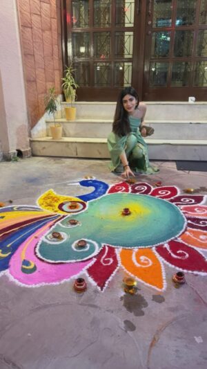 Alisha Chopra Instagram - Diwali is never complete without spending the entire day making Rangoli, same spot - every year - at home. 
Happy Diwali, love and light to each and everyone of you🪔
.
.
.
.
#diwali #rangoli #loveandlight #festival #festive #india #happy #explore #explorepage #positivity #positive #love #light #home #art