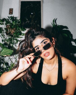 Alisha Chopra Instagram - Say Hi to your friendly neighbour🕵️‍♀️
.
.
📸 : @bhagyaveer_nimaj 
.
.
.
.
#pinkpanther #photograhy #flashphotography #allblack #goofy #photoshoot #vibe #fun #explore #explorepage