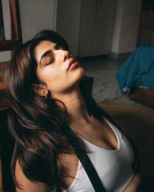 Alisha Chopra Instagram - Tough like the stuff in your grandpa’s glass 

📸 : @bhagyaveer_nimaj 🫶
.
.
.
.
.
#look #eyes #photoshoot