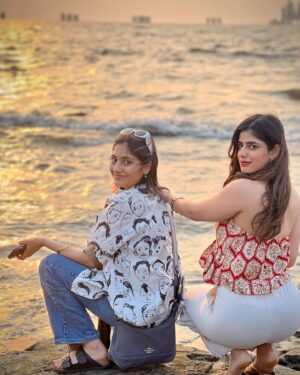 Alisha Chopra Instagram - ☀️♾️♥️
.
.
.
.
.
.
.
#sunset #mumbai #girls #friends #dump #dayout #sun #beach #infinity #explore #explorepage #peace #sea #look #bombay #bandra